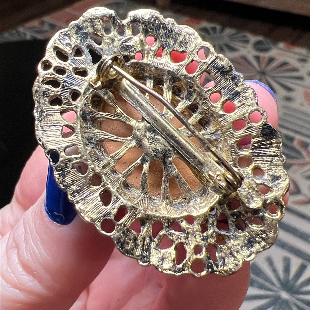 RARE VTG Faceted Oval Sappharine Color Changing Glass Ornate Gold Tone Brooch - Picture 5 of 11